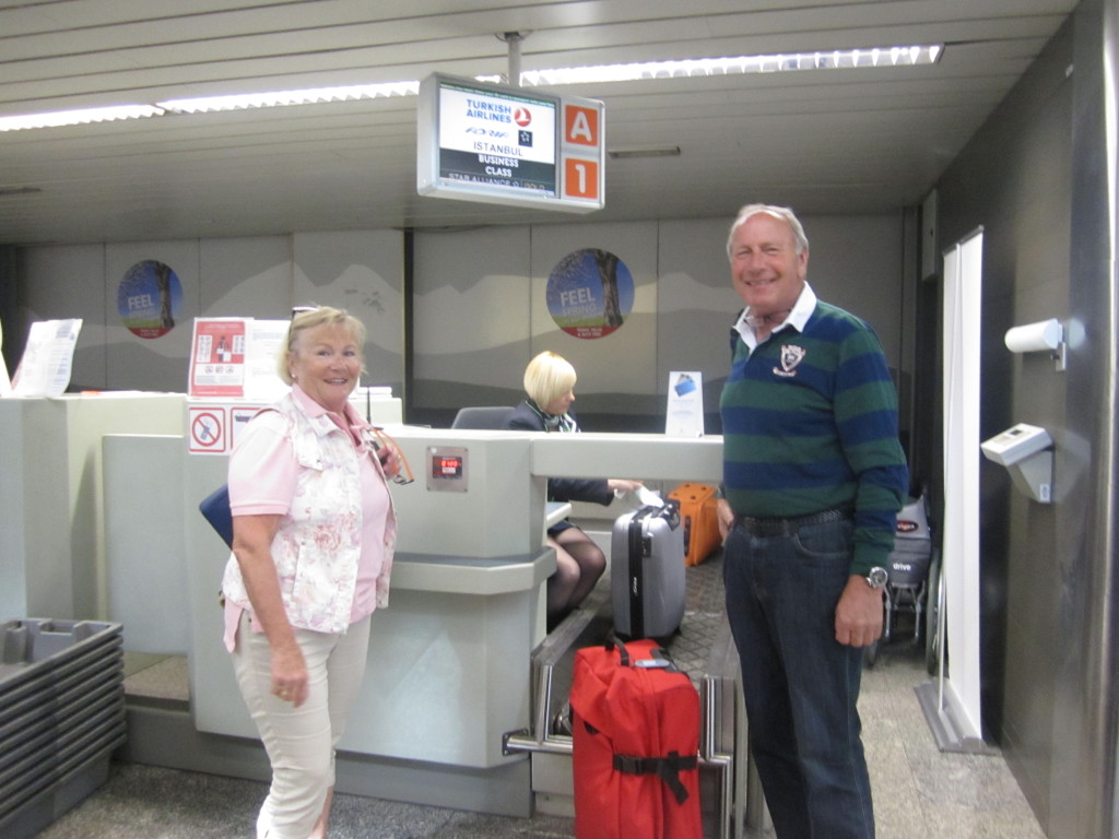 Flughafen Ljubljana Gisela und Hans beim Check-in