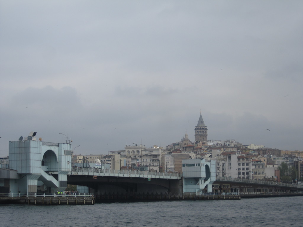 Galata-Brücke mit Galata-Turm im Hintergrund