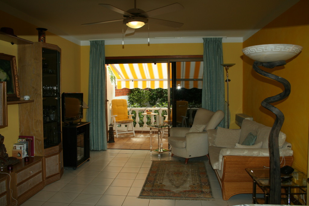 Wohnzimmer mit Blick Richtung Terrasse / Garten