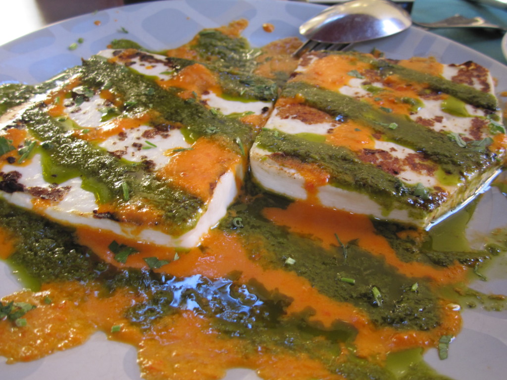 Gebackener Käse mit verschiedenen Saucen (mojos)